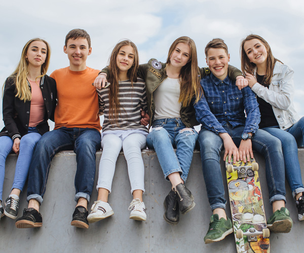 Grupo de jovenes que acuden a un psicologo para adolescentes en Almeria